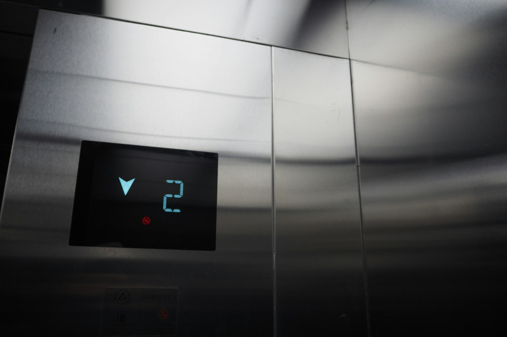 Живлення ліфта: генератор або батарея для безпеки і безперебійної роботи