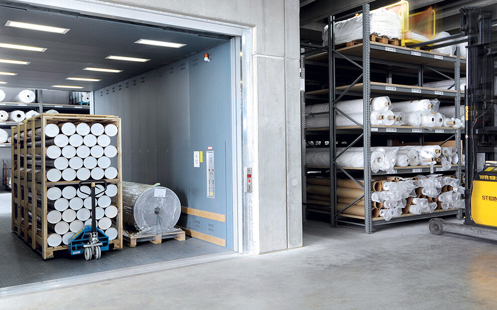 Вантажні ліфти: сучасне обладнання для сфери послуг та промисловості