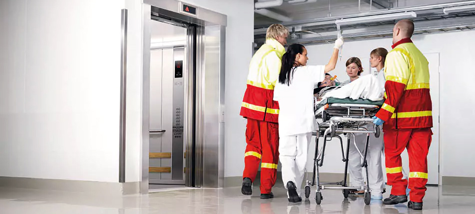 Чому немає дзеркал у лікарняних ліфтах?