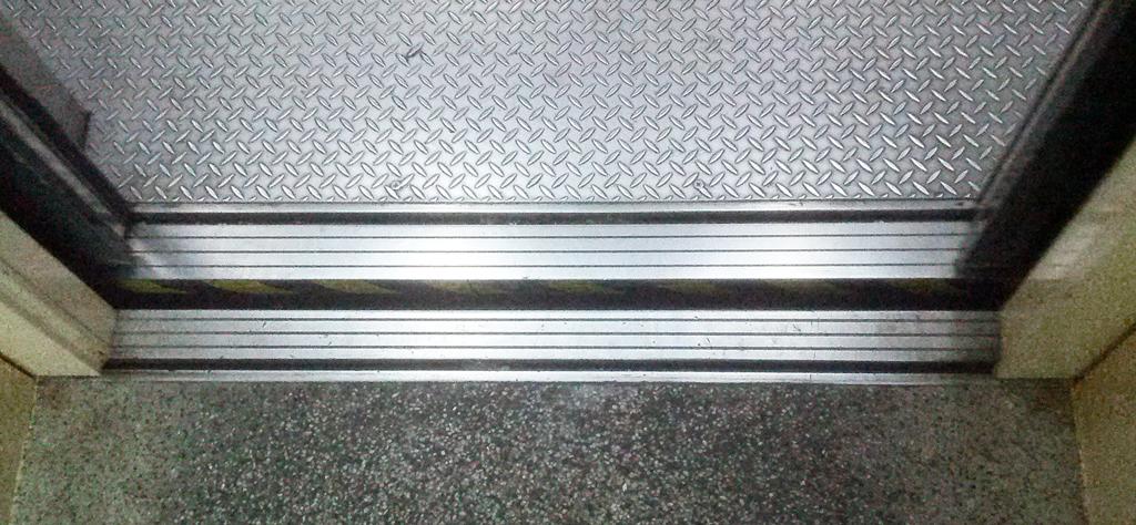 Поріжки дверей ліфта