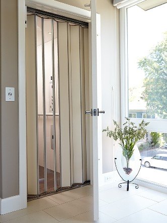 Зовнішні двері з внутрішніми ножичними воротами