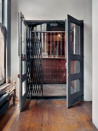 Зовнішні подвійні двері з ножичними воротами